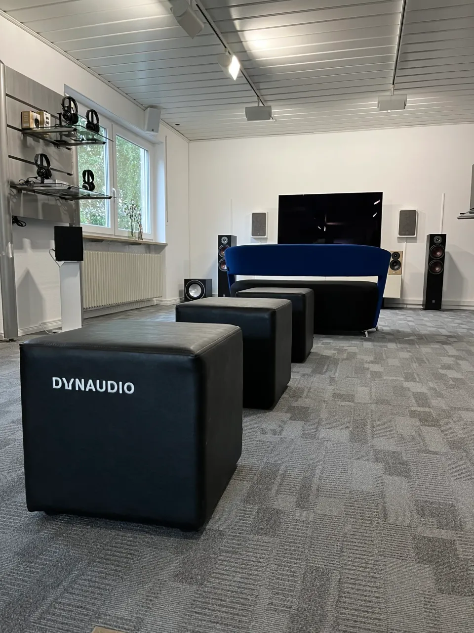 Hörraum mit Sitzwürfeln und Lautsprechern im Showroom