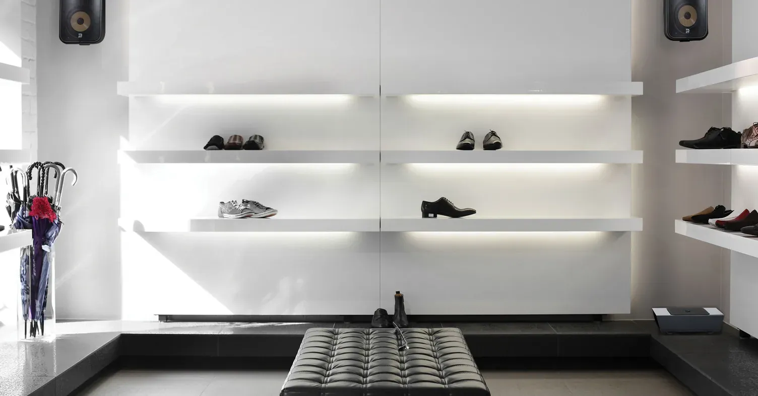 Schuhgeschäft mit Lautsprechern