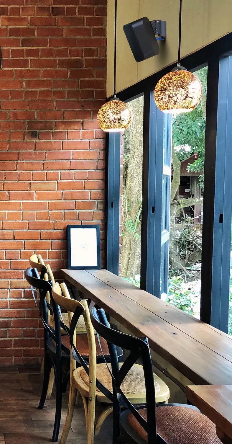 Restaurant mit Wandlautsprecher und Fensterplätzen