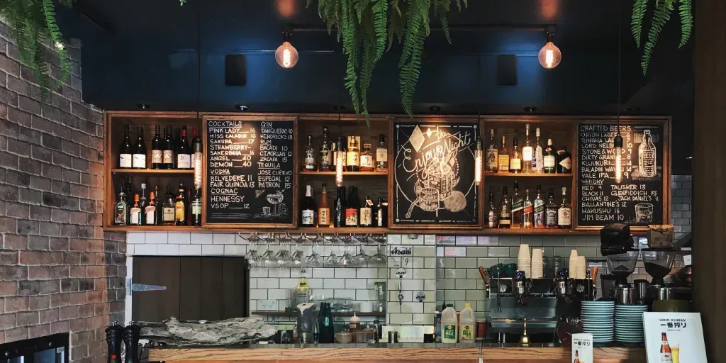 Bar mit beleuchteten Regalen