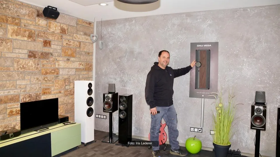 Matthias Drössler im HiFi-Hörraum mit DALI-Vega-Lautsprechern