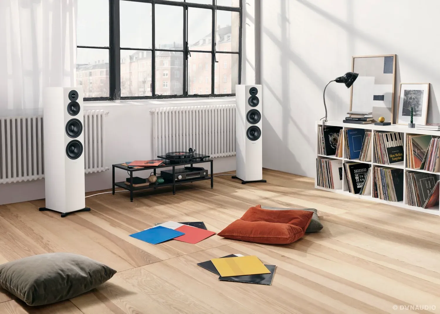 Helles Loft mit weißen Standlautsprechern und Plattenspieler