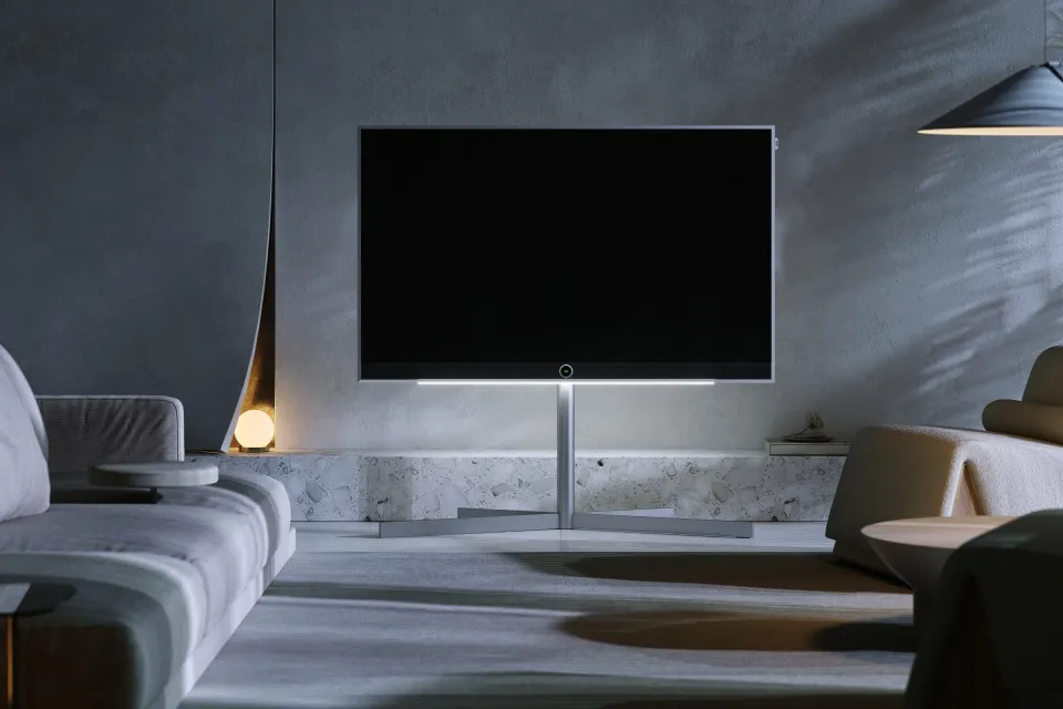 Loewe stellar auf Standfuß im abendlichen Wohnzimmer