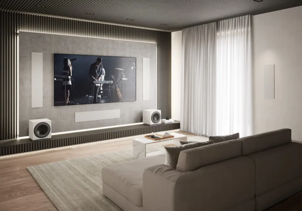 Heimkino-Wohnzimmer mit Wandfernseher, Einbaulautsprechern und Subwoofern