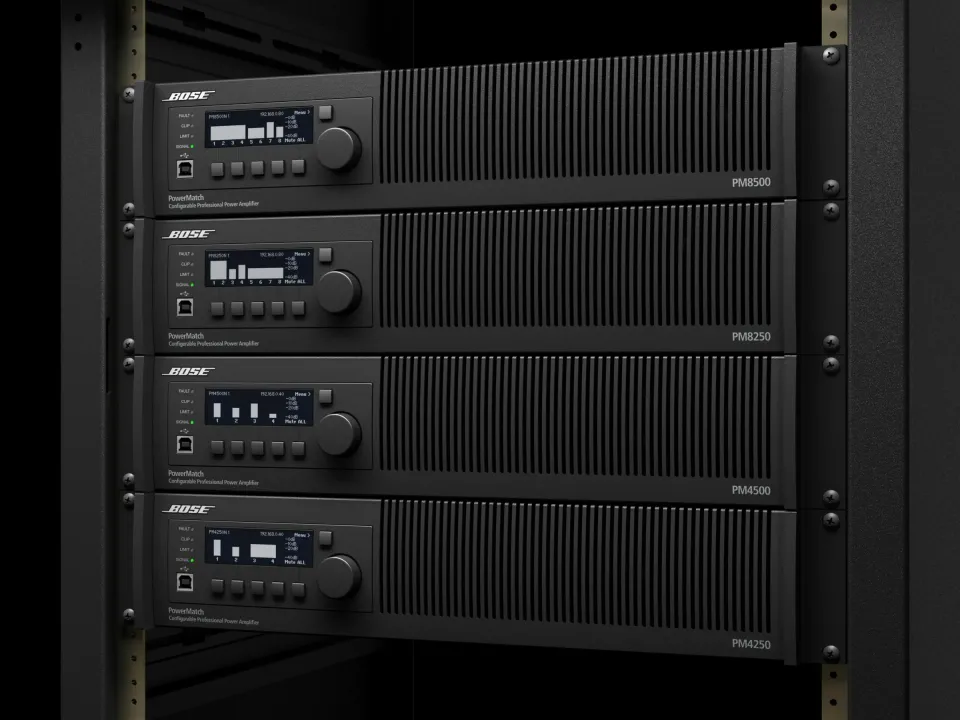 Vier Bose-Professional-Endstufen im Rack