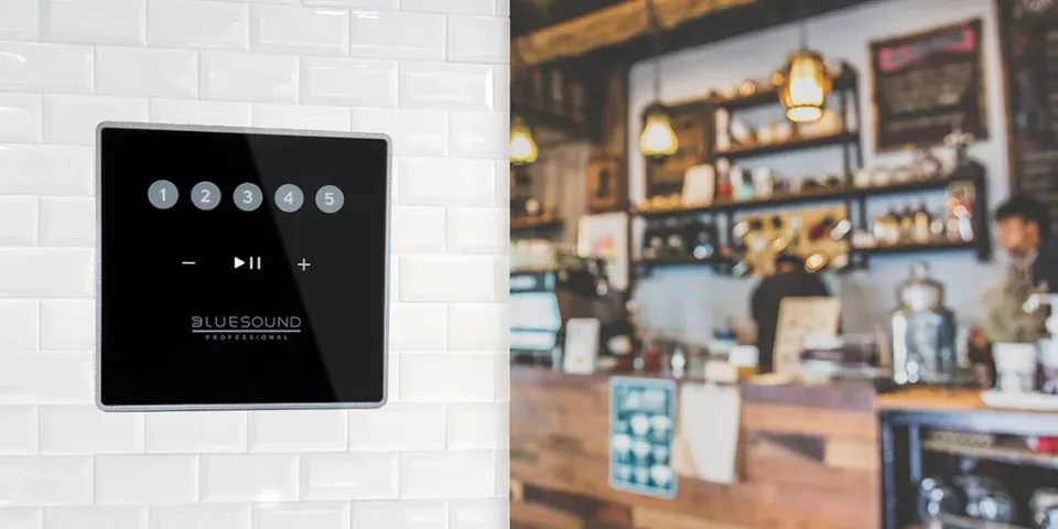 Bluesound-Professional-Wandbedienteil in einem Café
