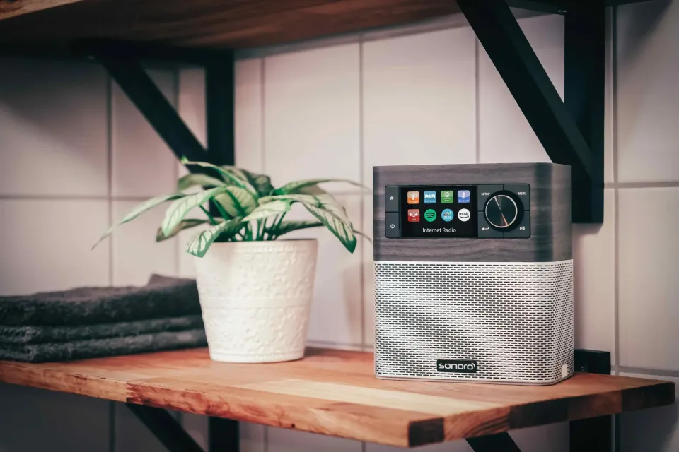 sonoro-Radio mit Farbdisplay auf einem Holzregal