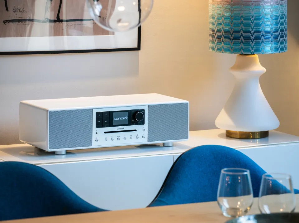 Weiße sonoro-Stereoanlage auf einem Sideboard