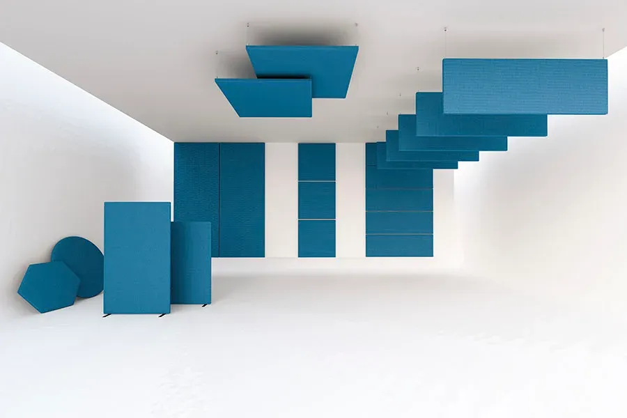 Blaue Akustikpaneele an Wand und Decke und freistehende Akustikelemente in einem hellen Raum