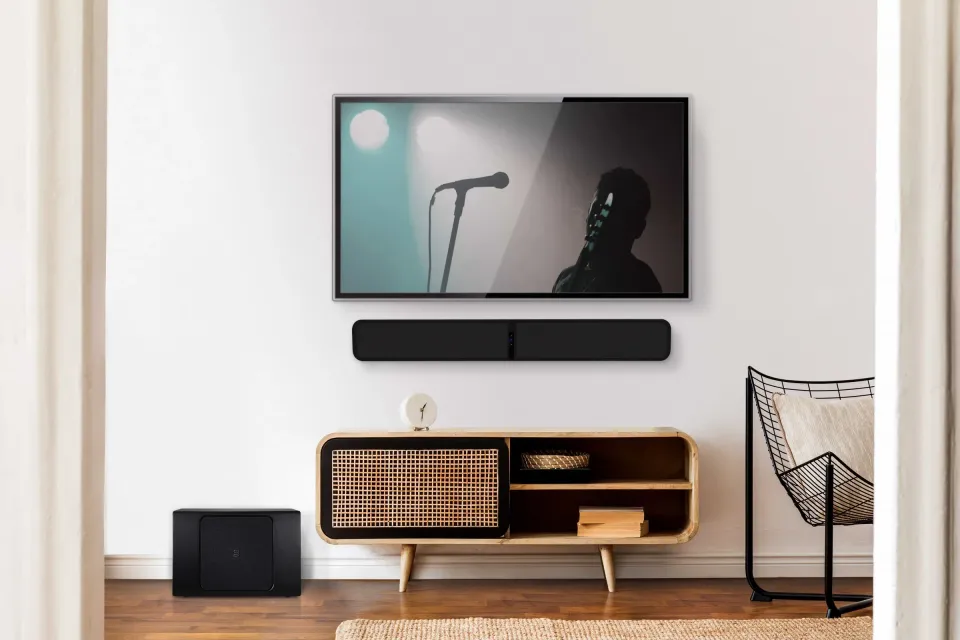 Wohnzimmer mit Wandfernseher, Soundbar und Subwoofer