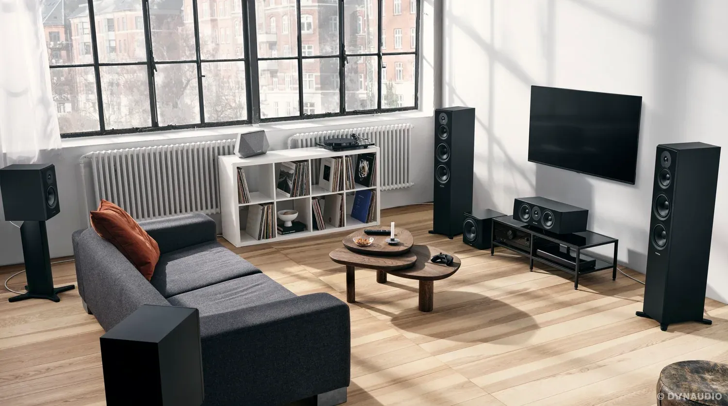 Wohnzimmer mit Heimkino-Lautsprechern und Wandfernseher