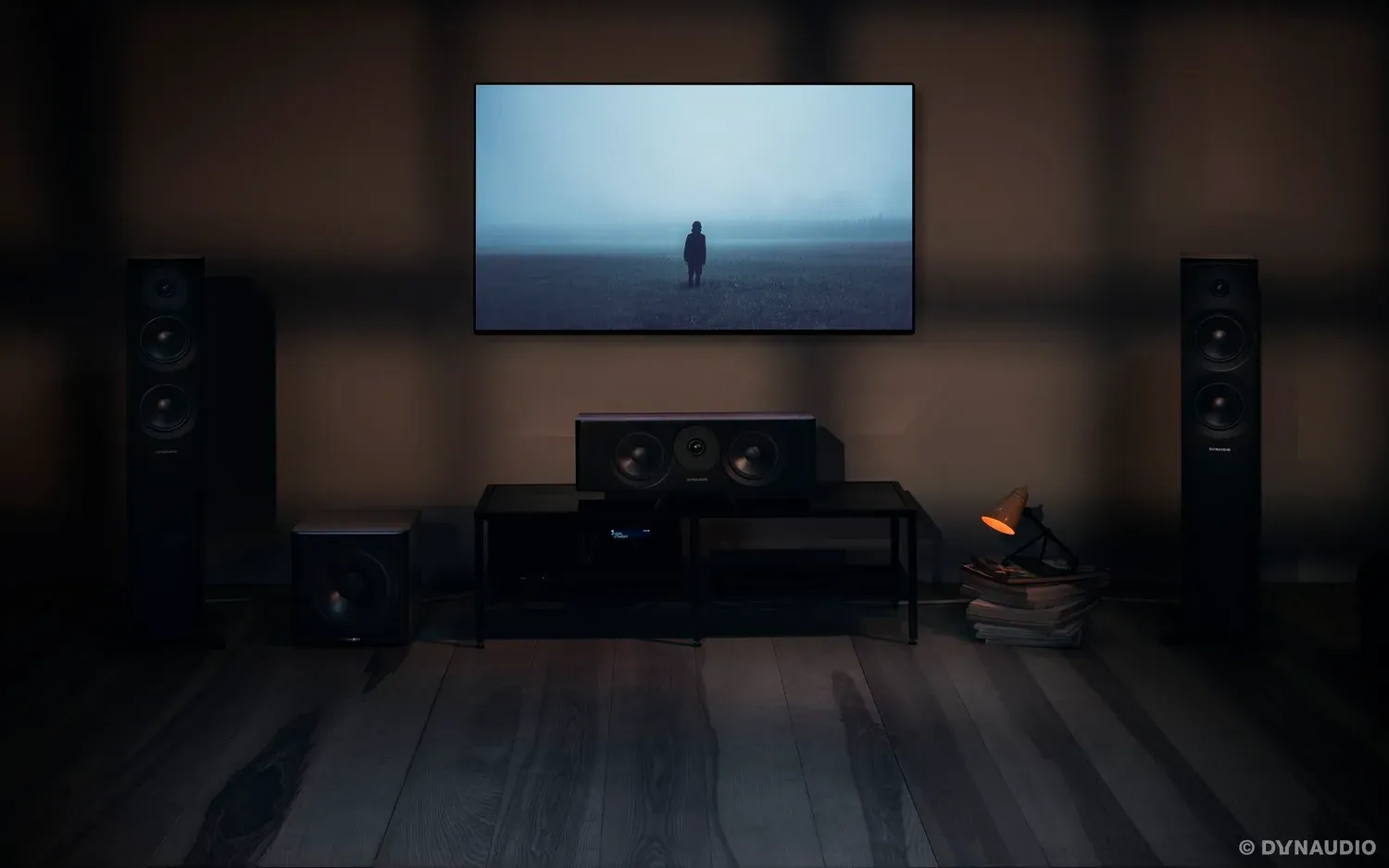 Heimkino in einem dunklen Raum mit Fernseher, Center- und Standlautsprechern
