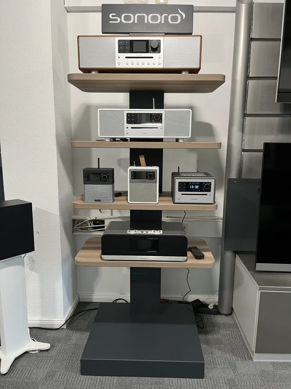 Regal mit sonoro-Radios und Kompaktanlagen im Showroom