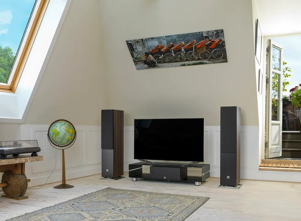 Wohnzimmer mit Fernseher und zwei DALI-Standlautsprechern