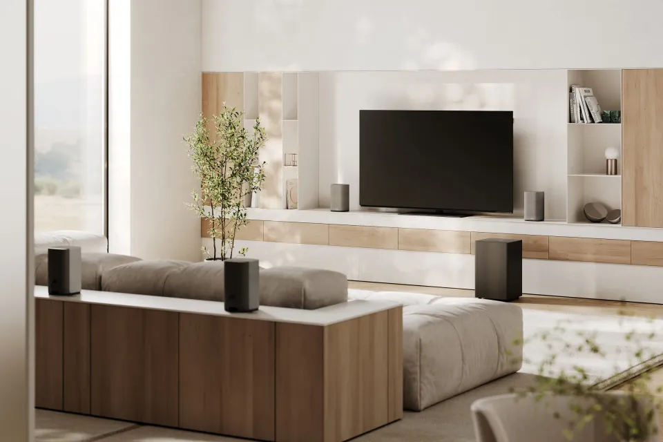 Heimkino-Soundsystem We. BOOST von Loewe mit Fernseher und Lautsprechern im Wohnzimmer
