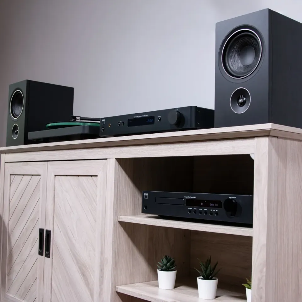 NAD-Stereokomponenten mit Regallautsprechern auf einem Sideboard