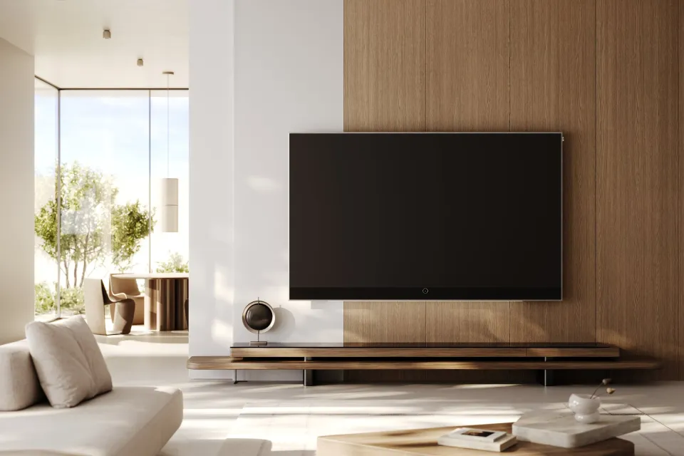 Loewe stellar mit 97 Zoll an einer Holzwand im hellen Wohnzimmer