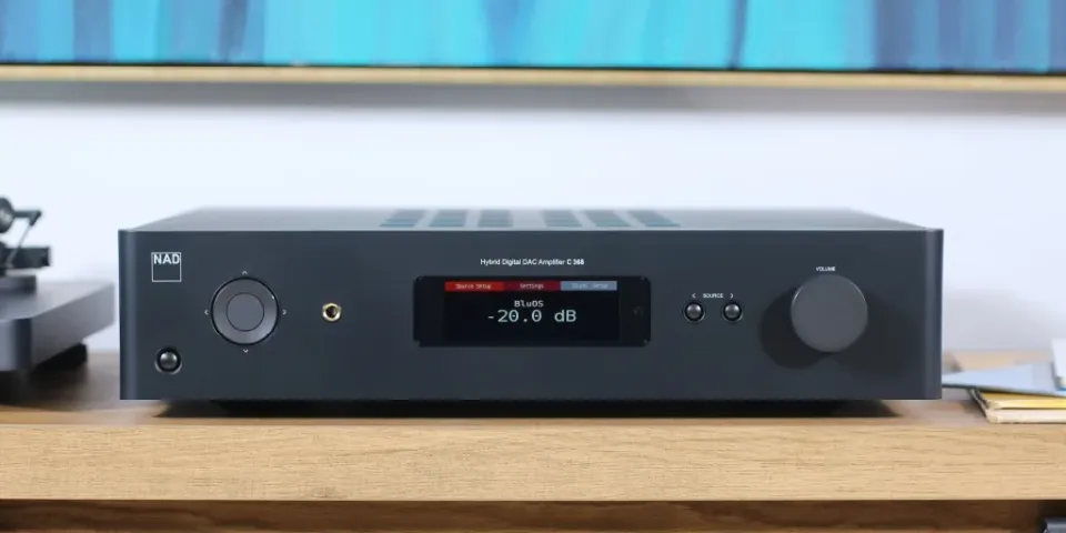 NAD-Vollverstärker mit Display auf einem Sideboard