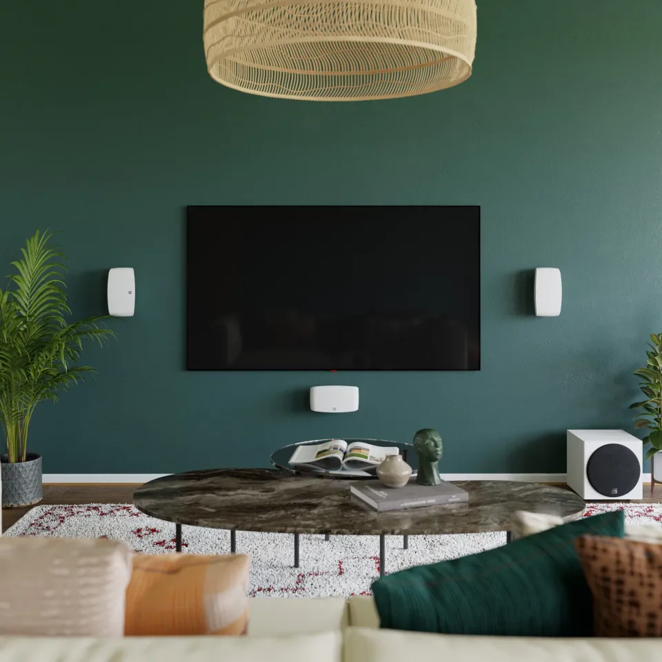 Wohnzimmer mit Wandfernseher, Wandlautsprechern und Subwoofer