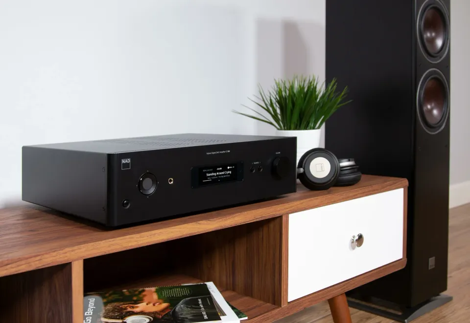 NAD-Verstärker auf einem Sideboard neben einem Standlautsprecher