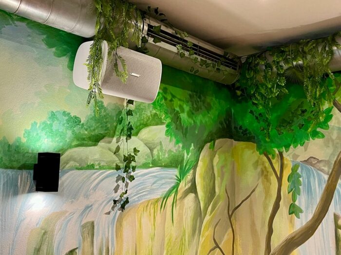 Beschallung in WEISS 😁 hier in der BAR 13 im BLOOMBERG in REGENSBURG. Feiner BOSE PROFESSIONAL Sound! Wir sehen uns wieder im September mit der Installation von AkustikPaneelen und der finalen Klangabstimmung,  seit gespannt 😉 #regensburggastronomie #regensburggastro #beschallungsanlagen #beschallung #boseprofessional #karaoke #bar13regensburg #lieblingsbar