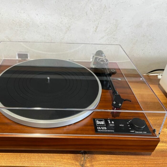 Schon mal ne Schallplatte angehört ? NEU eingetroffen 😁🎶✨ DUAL CS 528 Vollautomatischer Plattenspieler mit Ortofon M2 System. Dazu noch Bluetooth für optionale Audioübertragung an vorhandene Aktivlautsprecher. Ab sofort bei uns vorführbereit... 5 Jahre Garantie 😀 
#dualplattenspieler #vinylcommunity #audiophiles #streamingmusic #hifiaudio #youngsters #oldschool #entspannung #chillout #MusikErleben